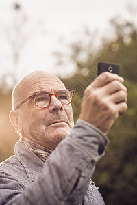 正在看手机的老年人图片