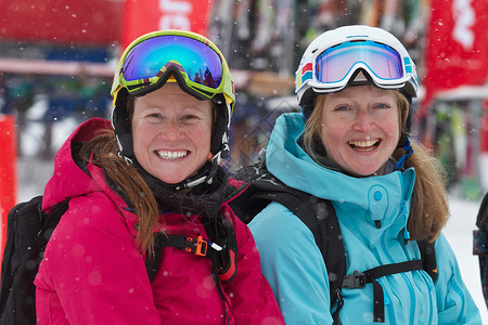 参加奥地利库赫塔伊滑雪节的女人图片