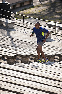 男子在体育场台阶上训练图片