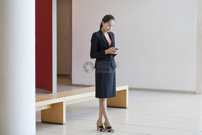 办公室等候区商业女人使用手机图片