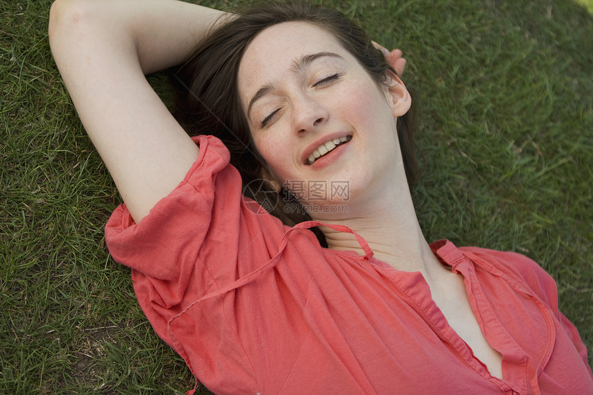 躺在草地上的年轻女子肖像图片