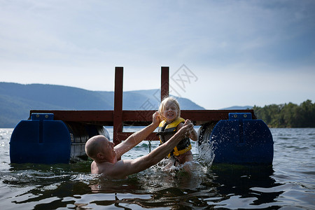湖里玩耍的父女图片