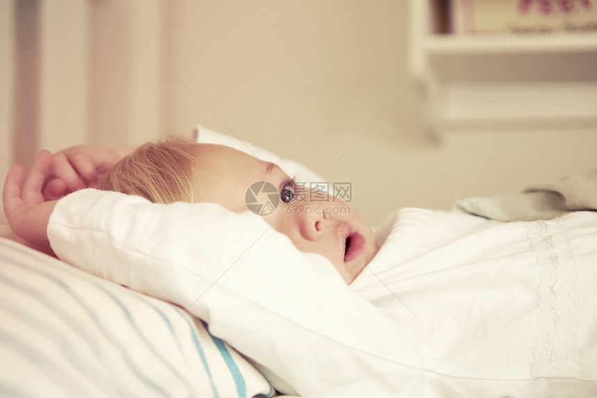 婴儿女孩躺在床上图片
