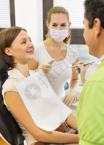 接受牙医和护士检查的妇女图片
