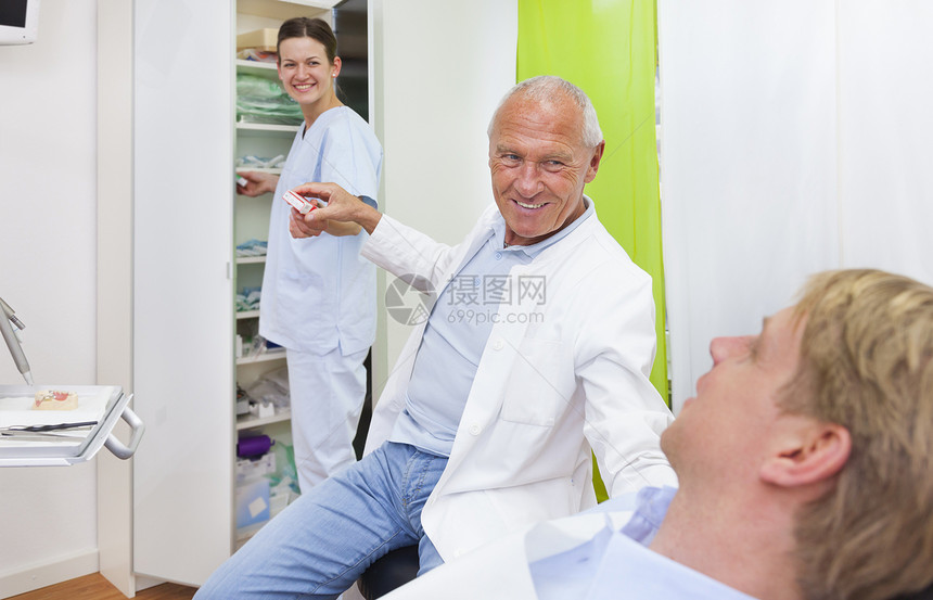 治疗男病人的牙医图片