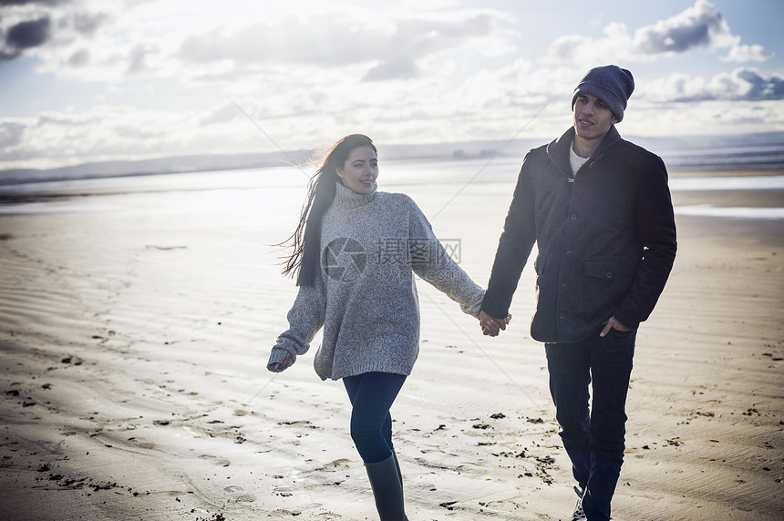 布赖恩沙萨默塞特英格兰的沙滩上情侣手牵手图片