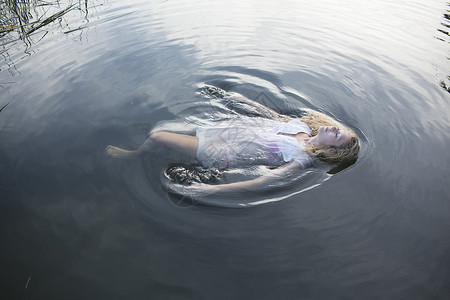 少女漂浮在河里图片