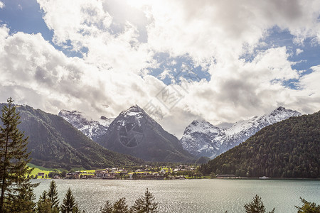 奥地利蒂罗尔州湖和山丘的景象图片