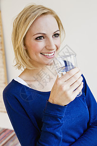 喝水的年轻女士图片