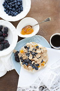带蓝莓的谷物早餐图片