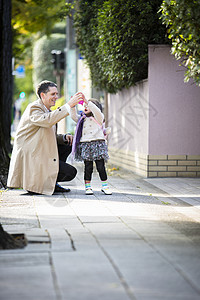 父亲和女儿在道路上玩耍图片