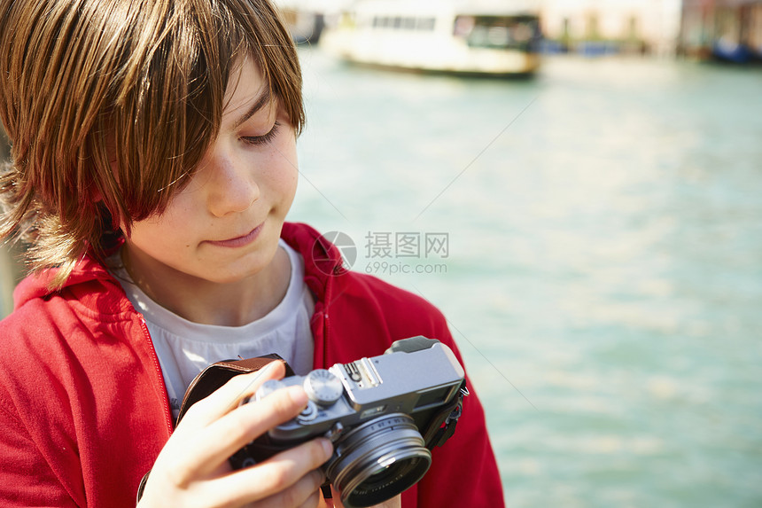 检查相片的年轻男孩图片