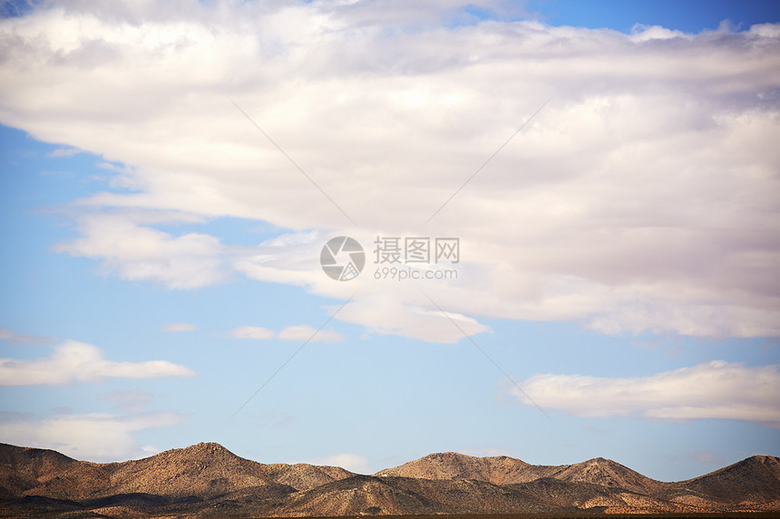 美国加利福尼亚州遥远的山地风景图片