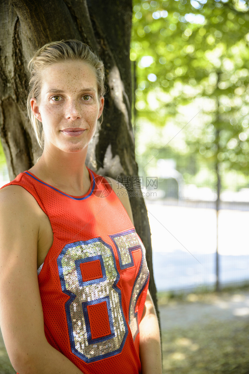 公园女篮球运动员的肖像图片