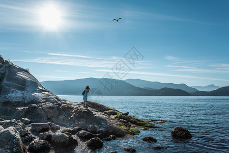 加拿大不列颠哥伦比亚省怀特克利夫公园岩石上的女子高清图片