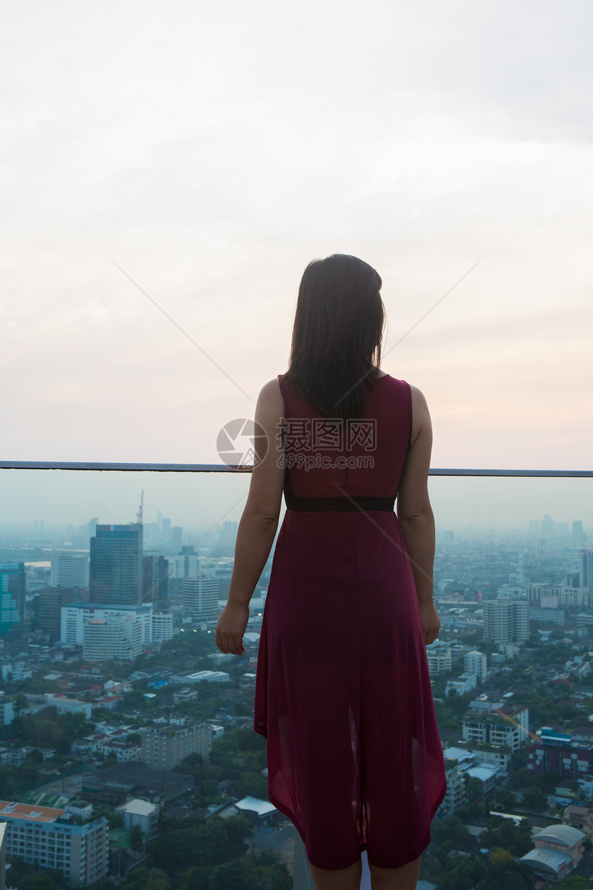 泰国曼谷阳台上的妇女图片