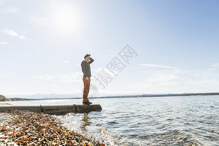 伯格瑞恩湖边码头上的男人背景