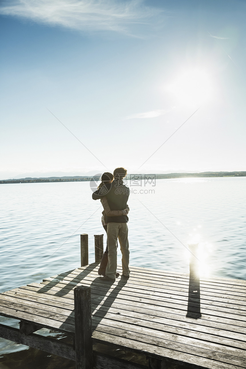 湖边码头的甜蜜情侣图片