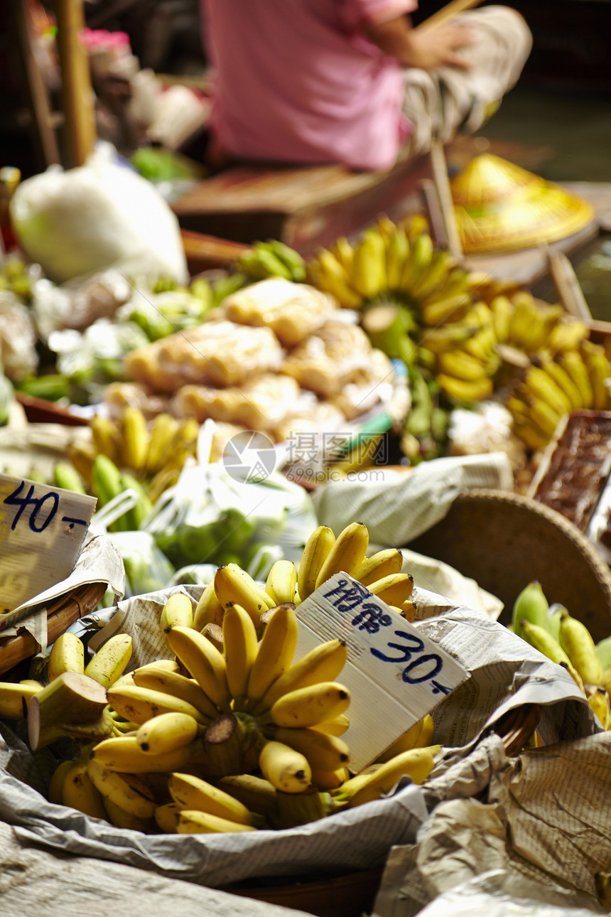 泰国拉查布里市场摊上的新鲜水果图片