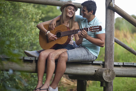青年情侣弹吉他和唱歌图片