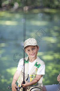 在钓鱼的男孩图片