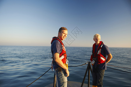 海上两名男救生艇船员的肖像图片