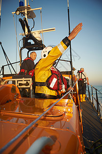 救生艇上的船员培训背景图片