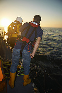 从救生艇向下看海上的救生艇船员图片