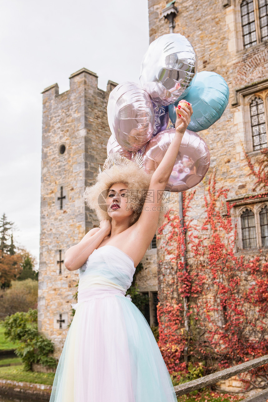 新娘在城堡外拿着气球图片