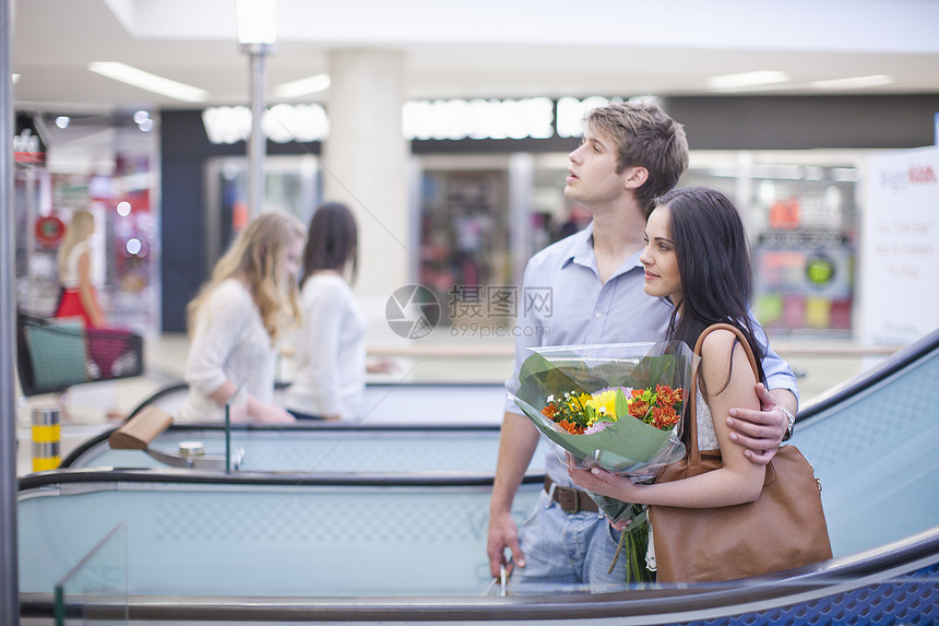 商场购物的年轻夫妇图片