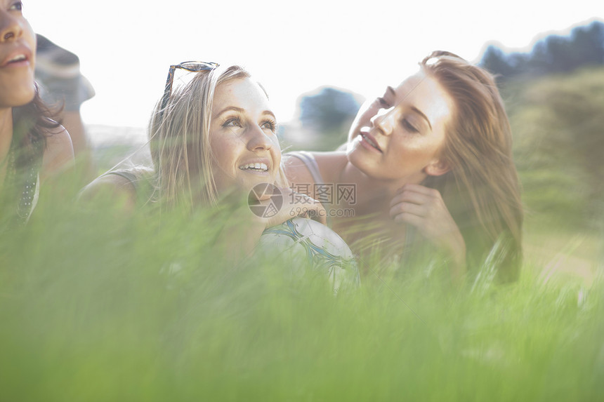 躺在草地上休息的年轻女性图片