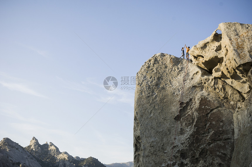 男女登山者在火焰岩石城美国爱达荷州部落边界击掌图片