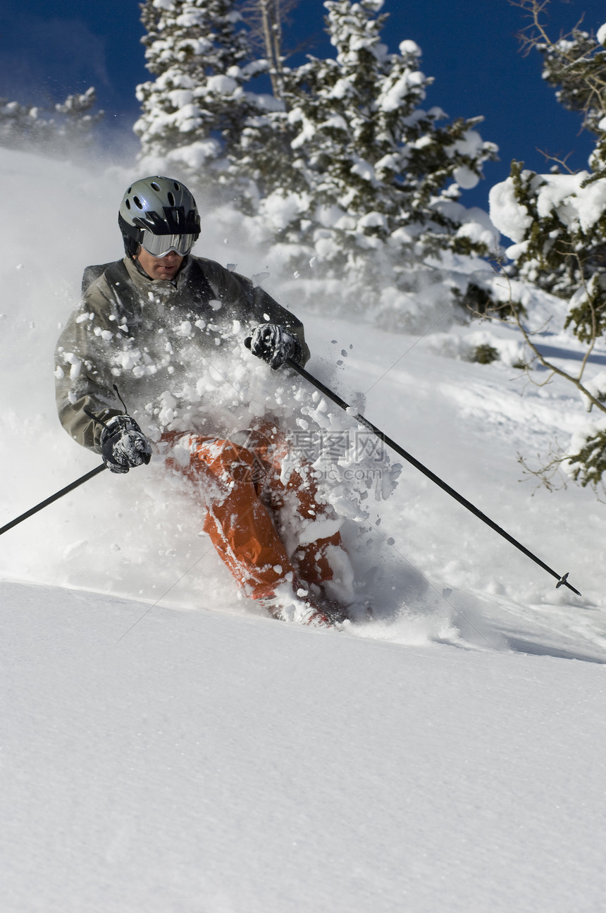 美国犹他州索地山度假村滑雪男子图片