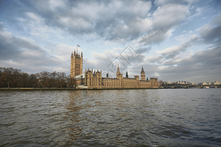 英国伦敦泰晤士河边的建筑图片