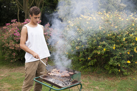 在花园烤肉的年轻人图片