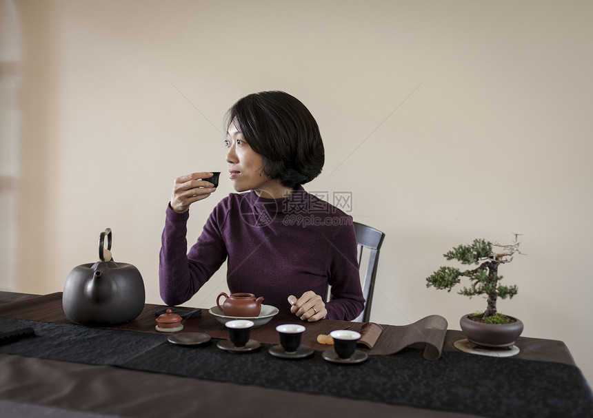 喝茶的中年女性图片