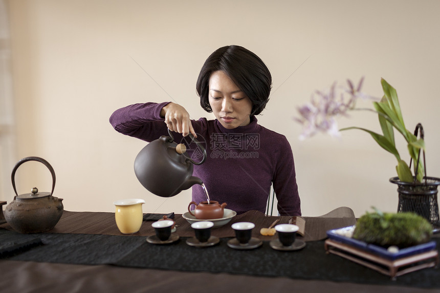 传统中华茶道的年成女子图片