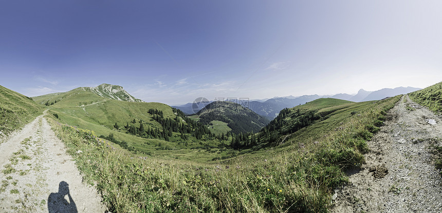 奥地利蒂罗尔阿肯西两条土路和山地景观全景图图片