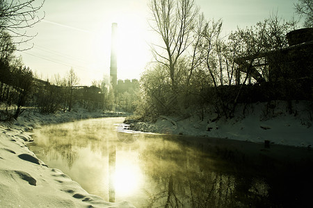 俄罗斯工厂烟囱和溪流图片