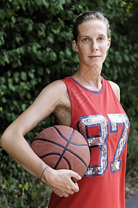 公园中年轻女篮球运动员的肖像背景图片