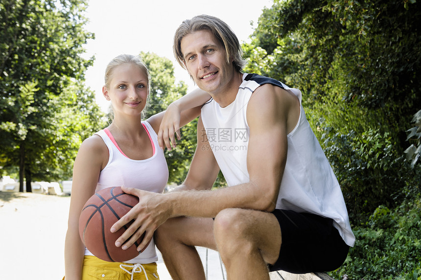 在公园休息的篮球夫妇肖像图片