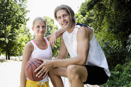 在公园休息的篮球夫妇肖像背景图片