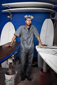 冲浪板工作间的男性工人形象图片