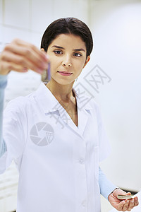 年轻女药剂师在店检查物图片