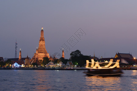 晚上泰国曼谷河船和WatArun寺庙图片