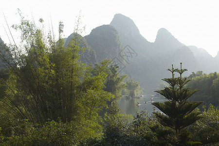 中国东亚之美：阳朔山丘下的宁静湖畔和绿色森林图片