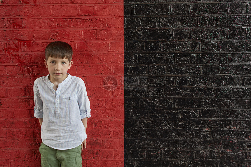男孩对抗红墙和黑图片