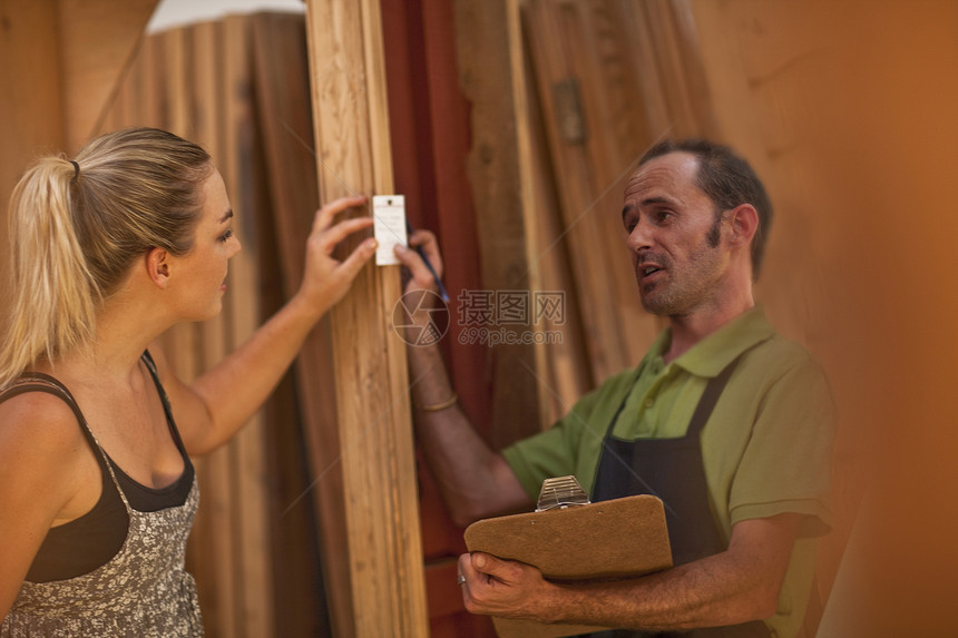 木匠看着一块木头图片
