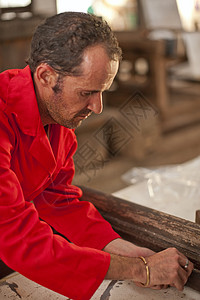 木匠在木架上工作图片