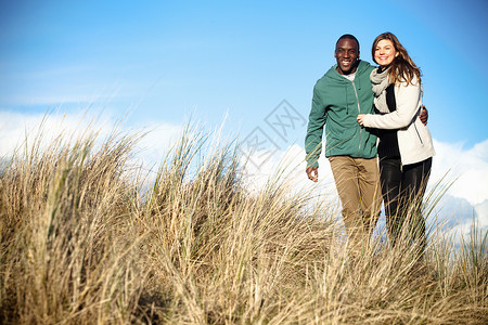 在沙丘漫步的年轻夫妇联合王国伯恩茅斯多塞尔茅斯图片